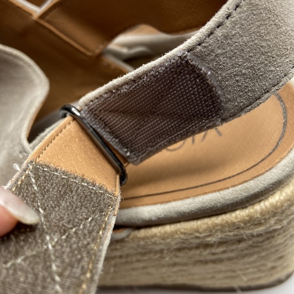 Vionic size 9 cream colored 3 inch wedge sandals in excellent condition - Picture 9 of 13